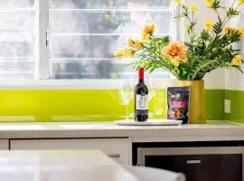 Noosa gem! Walking distance to cafes - shops - Sunshine Beach and dog Beach