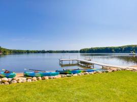 Interlochen Lake House with Deck, Fire Pit and Dock!, hotel em Interlochen