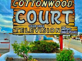 Cottonwood Court Motel, hotel near Santa Fe University of Art and Design, Santa Fe