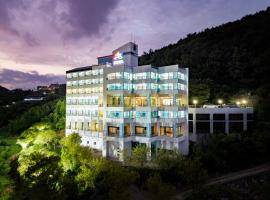 Namhae Season Hotel, хотел в Намхе