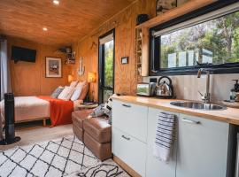 Tiny House at the Moorings, בית קומפקטי בDunalley