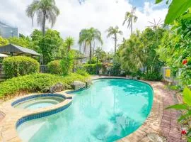 In the Tropics - Poolside Broadbeach Hideaway