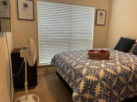 Select Luxurious 1 Room 1 king-sized Bed in Fresno Texas, habitación en casa particular en Fresno