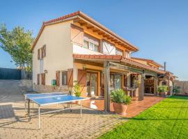 Casa Valdizarbe, espaciosa casa rural próxima a Pamplona, hotel ieftin din Biurrun