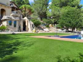 Apartamento romántico en plena naturaleza con piscina, jacuzzi y sauna, hotel in Tarragona