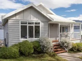 Derwent River Cottage - Tranquil Waterfront Living
