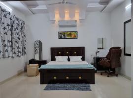 Leela Homestay Jabalpur - Lily - 2 BHK Luxury appartment, hotell i Jabalpur