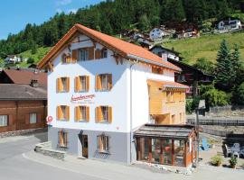 Boardercamp Laax - swiss mountain hostel, hotel na may parking sa Ruschein