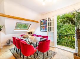 Stylish Modern Apartement - Art, Design, Garden, Villa des Ammonites, hotel with parking in Meudon