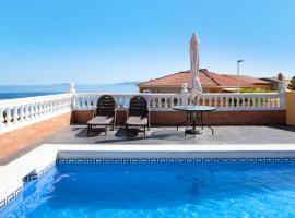 agradable casa con piscina, hótel í Algeciras