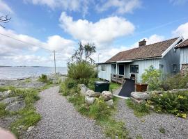 Unique fishermans cottage located by the sea in Saro – hotel w mieście Särö