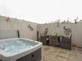 Beeches Bach, 1 bedroom cottage with hot tub