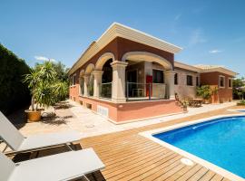 Private Villa Martaver, swiming pool, BBQ & Pool table, holiday home in Muchamiel