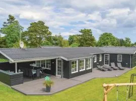 Awesome Home In Hadsund With 5 Bedrooms And Wifi