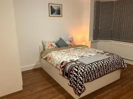 Lovely Hillingdon Family Holiday Home - 6 bedrooms