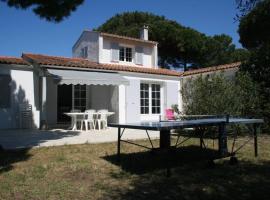 Grande maison familiale à Chaucre - 500 m de la plage surveillée, hotel en Chaucre