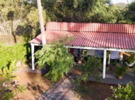 Eco hospedaje en jardín orgánico junto al mar, hotel en Tecuán