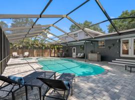 Clearwater 2 story pool home mins from the beach, hotel v destinaci Clearwater