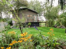 Kingfisher Chalet, cottage in Chester