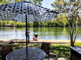 Spacious Lakeside Country Getaway!: Hot Springs'te bir kulübe
