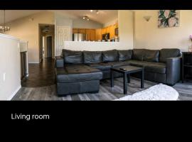 Entire home - 4 bedrooms Pink door-ed wonder, alquiler temporario en Grande Prairie