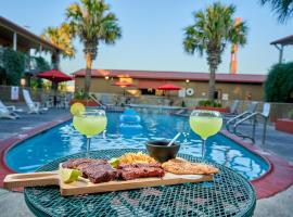 Family Garden Inn & Suites, hótel í Laredo