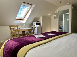 Priors Oak B & B - A Unique Private Studio in Dorset, bed & breakfast i Stalbridge