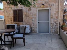 Cottage in Center of Historic Zichron Yaakov, koča v mestu Zikhron Ya‘aqov