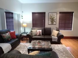 Fancy Pansy 4: Secure Modern 2 bed family home, alquiler vacacional en Germiston