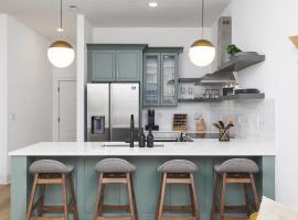 Luxury Design Condo, Close to Downtown Broadway & Coffee, hotel in Nashville