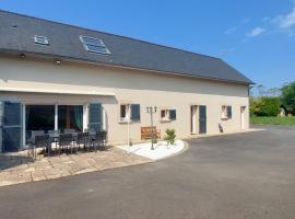 Le So Art, grande maison, jardin, flipper, babyfoot, ping pong,1 km mer, proche golf, Port en Bessin, Bayeux et plages du débarquement, adaptée enfants, hotel in Commes