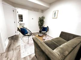Prime Retreat: Cozy 2Bed Bsmnt with Modern Comfort – hotel w mieście Nisku