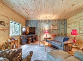 Cozy Pequot Lakes Vacation Rental with Patio, hotel a Pequot Lakes