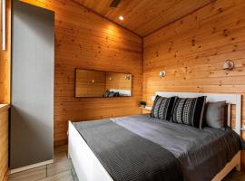 1-bedroom knotty Pine cabin w sauna & jacuzzi, apartment in Sooke