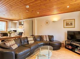 Oak Tree Lodge - A Romantic Getaway- Finlake Resort & Spa - Devon, spa hotel in Chudleigh