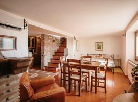 Lago del Turano - La Taverna con cucina open space e free WI-FI, hotel con estacionamiento en Ascrea