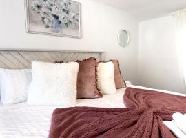 2b1b Stylish Little House W Shared Pool 511, hotel in Clearwater