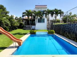 Casa con alberca privada y agradable jardín, hotel en Oaxtepec