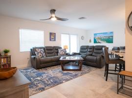 Modern 3 Bed House - Minutes to Downtown & Siesta Key - Pet Friendly: Sarasota şehrinde bir tatil evi