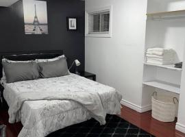 1 bedroom with private entrance, hotel in Ajax