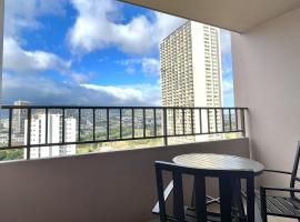Royal Kuhio 1602 - Spacious Studio with Stunning Mountain Views in the Heart of Waikiki!: Honolulu'da bir tatil evi