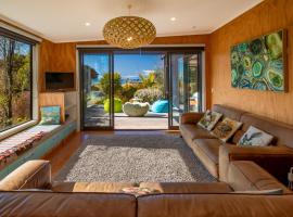 Bach 7 by The Sea - Marahau Holiday Home، فندق مع موقف سيارات في ماراهاو