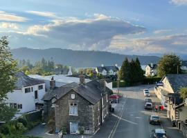 Perfectly Located, Central Bowness Flat With Free Parking and Lake Views, hotel en Windermere
