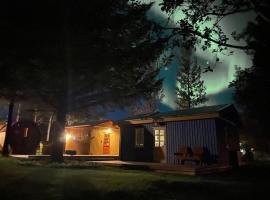 Backyard Village, hotel with hot tubs in Hveragerði