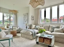 Wishome-Casa con bonito jardín y piscina, ideal para familias, cerca de Comillas