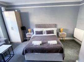 Gravesend 1 Bedroom Apartment 2 Min Walk to Station - longer stays available、グレーブゼンドのホテル