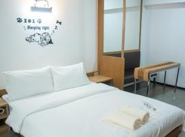 JW Happy room Huaikhwang, hotel with parking in Ban Na Song