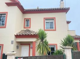 Las Villas - Chalet y Piscina a 10´de Sevilla, дом для отпуска в городе Умбрете