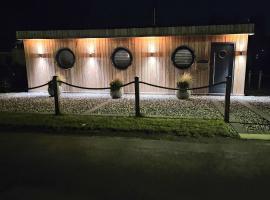 Humberston Boathouse Lodges with Hot Tub - Cleethorpes Beach Cabin Chalet, בקתה בHumberston
