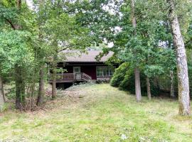 Holiday cottage in Knared next to Lagan and nature, maison de vacances à Knäred